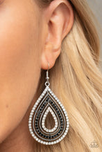 Load image into Gallery viewer, Paparazzi 5th Avenue Attraction - Black
